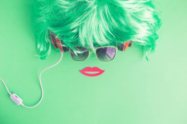 Hipster kadın peruk yaptı, güneş gözlüğü, kulaklık ve kağıt pervane dudak düz yaratıcı kavramı yatıyordu.
