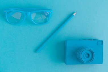 Pastel mavi arka plan en az yaratıcı fotoğrafçılık kavramı mavi nesne.