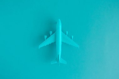 Model ticari uçak mavi renk kavramının yüksek açılı görünüş.