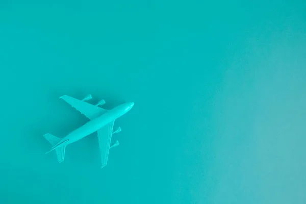 Μεγάλη γωνία προβολής της έννοιας μπλε χρώμα εμπορικό αεροπλάνο μοντέλο. — Φωτογραφία Αρχείου