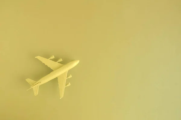 Magas szög kilátás modell kereskedelmi repülőgép sárga szín fogalma. — Stock Fotó