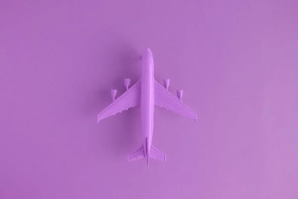 Magas szög kilátás modell kereskedelmi repülőgép lila szín fogalma. — Stock Fotó