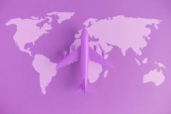 Μεγάλη γωνία προβολής εμπορικό αεροπλάνο μοντέλο και χάρτη ηπείρων μωβ χρώμα έννοια. — Φωτογραφία Αρχείου