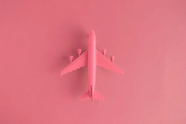 Magas szög kilátás modell kereskedelmi repülőgép piros szín fogalma. — Stock Fotó
