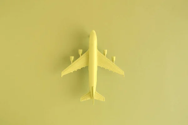 Vysoký úhel pohled modelu Komerční letadlo žlutá barva koncepce. — Stock fotografie