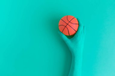 Basketbol topu soyut kavram tutan el.