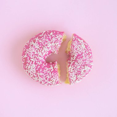 İki adet soyut kavram üzerinde kırık donut düz yatıyordu