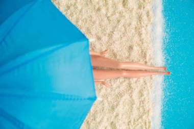 Bebek okyanus ve tente soyut yaz aylarında konsept yanındaki sahilde düz lay.