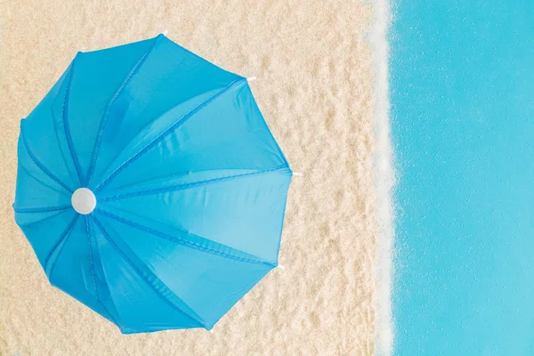 Veduta aerea dell'ombrellone sulla spiaggia con mare e onde astratte . — Foto Stock