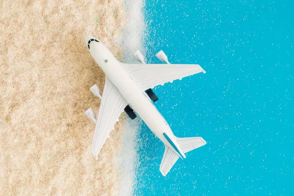 Posa piatta di aeroplano sulla spiaggia astratto concetto di viaggio vacanza estiva . — Foto Stock