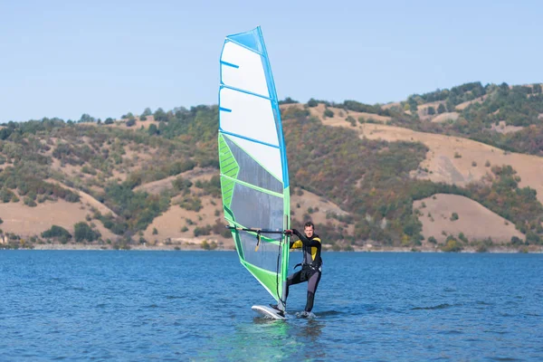 Széllovas szörfözés a szél, a hullámok. — Stock Fotó