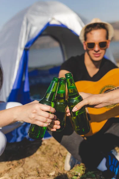 Друзья звонят бутылки пива на пикник на пляже . — стоковое фото