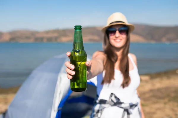 Крупный план современной женщины, держащей бутылку пива рядом с палаткой на открытом воздухе. Озил и концепция свободы . — стоковое фото