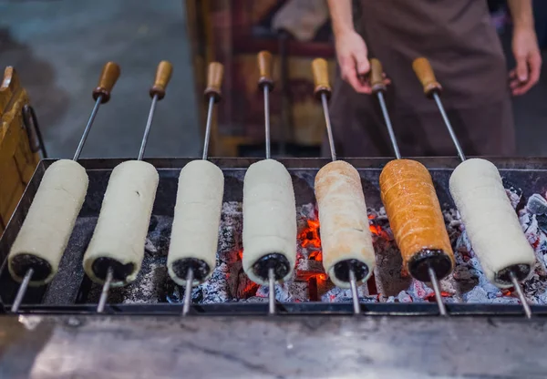 Chimney cake preparation. Chimney cake is being roasted over the fire. Street food concept. — Stock Photo, Image