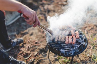 İnsan eli, doğada ızgarada kebap hazırlıyor..