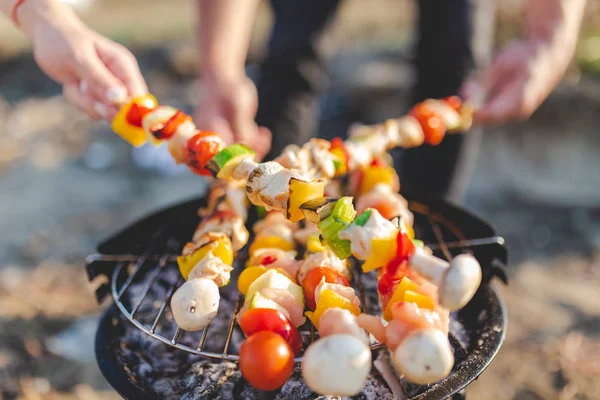 Les gens préparent les mains de légumes et de viande barbecue dans la nature. Pique-nique et concept alimentaire . — Photo