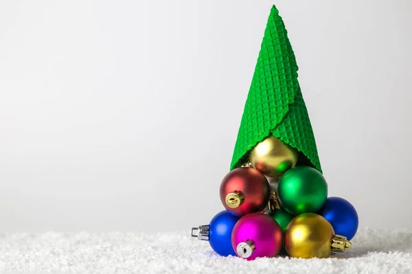 Weihnachtsbaum-Abstrakt aus grünem Eistüten und buntem Dekor. — Stockfoto