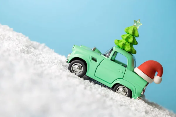 Noel ekipmanlarıyla küçük bir arabanın yandan görünüşü kardan soyut bir şekilde geçiyor.. — Stok fotoğraf