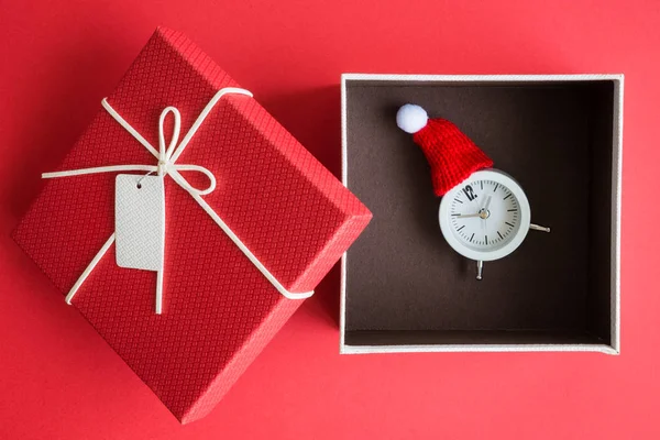 Zegar analogowy z dzianiny Santa kapelusz w pudełku Boże Narodzenie abstrakcyjny. — Zdjęcie stockowe
