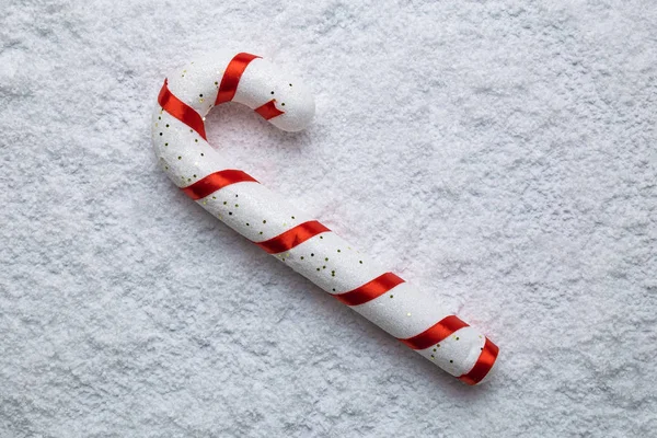 Primer plano de bastón de caramelo sobre fondo nevado abstracto . — Foto de Stock