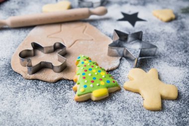 Noel kurabiyeleri ve zencefilli ekmek için malzeme ve yemek ekipmanları..