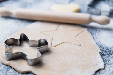 Ev yapımı kurabiye hazırlama malzemeleri ve ekipmanı.