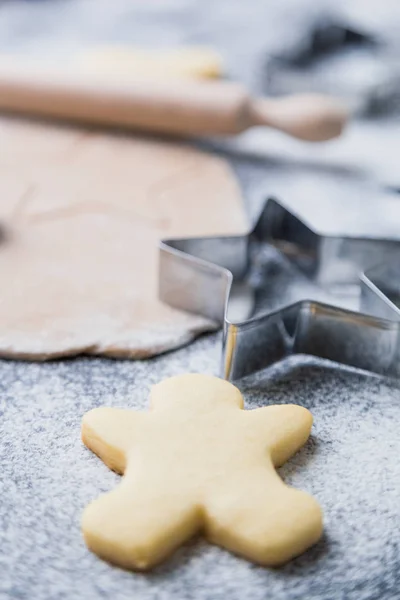 Processo de fazer biscoitos de Natal caseiros com ingredientes e equipamentos de cozinha na mesa . — Fotografia de Stock