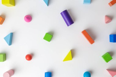 Beyaz arkaplandaki renkli 3d ahşap geometrik şekiller minimal yaratıcı kavram.