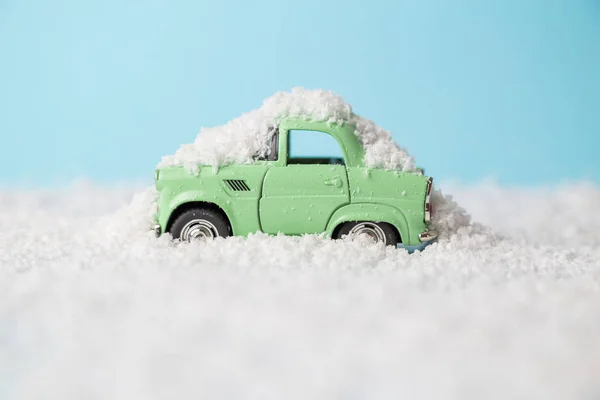 Auto uvízlo ve sněhu. Zimní vánice minimální kreativní zimní sezóna a dopravní koncept. — Stock fotografie