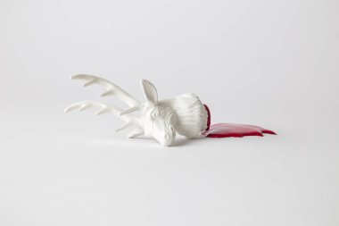 Geyik, avcı soyutlaması tarafından öldürüldü. Hayvan kurtarma ve koruma uyarısı konsepti. Kopyalamak için boşluk.