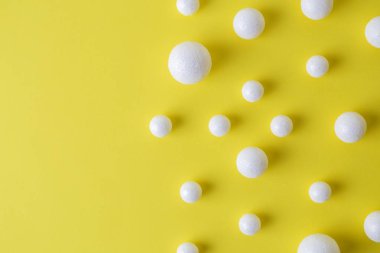 Sarı minimalist sürrealizm kavramında köpük baloncukları ile soyut.