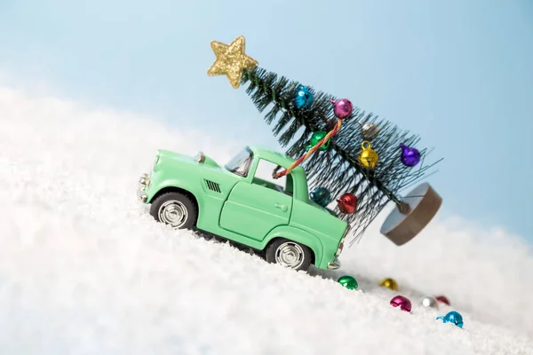 Noel ekipmanlarıyla küçük bir arabanın yandan görünüşü kardan soyut bir şekilde geçiyor.. — Stok fotoğraf