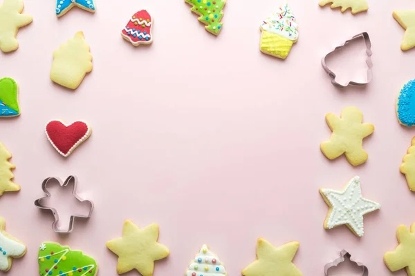 Patrón con espacio de copia hecha de galletas de Navidad y cortadores de galletas abstracto en rosa . — Foto de Stock