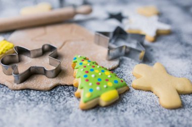 Noel kurabiyeleri ve zencefilli ekmek için malzeme ve yemek ekipmanları..