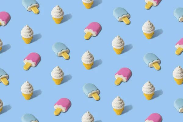 Arte creativo hecho de patrón de helado en azul . —  Fotos de Stock