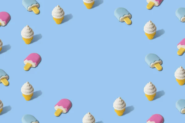 Kreativní umění ze zmrzliny vzor na modré. — Stock fotografie