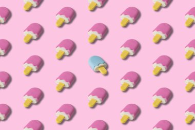 Pembe ve mavi dondurmadan yapılmış yaratıcı sanat. Farklı soyut düşün..