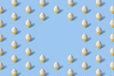 Dondurma koni yaz şablonunda mavi arka planda minimal yaratıcı kavram.