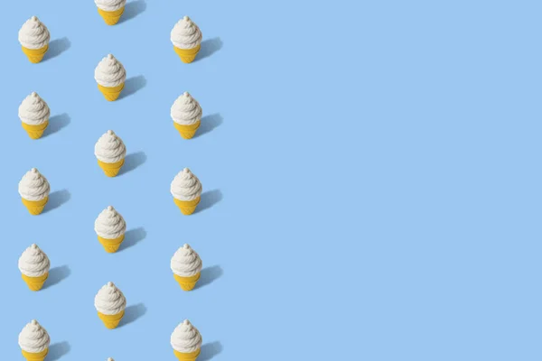 円錐形のテクスチャーパターンで白いアイスクリーム夏抽象的な青に分離. — ストック写真