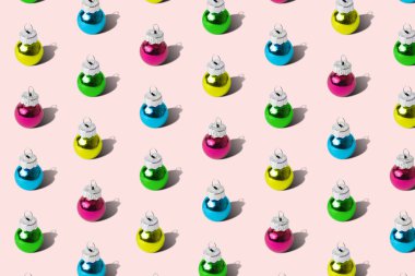 Gül üzerindeki çok renkli takılardan oluşan desen deseni soyut.