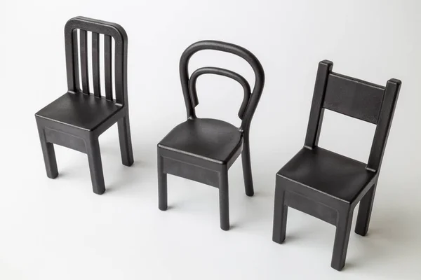 Gros plan sur la composition des chaises vintage isolées sur blanc . — Photo