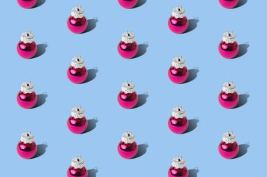 Mavi üzerine gül süslemelerinden yapılmış desen deseni soyut.