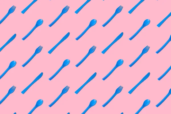 Blue cutlery on rose background abstract. — Stock Photo, Image