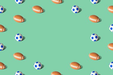 Futbol ve Amerikan futbol toplarının desen dokusu pastel yeşilde soyut..