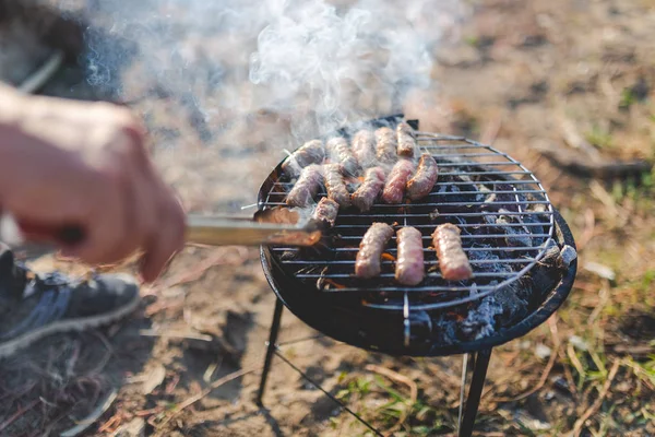 Gros plan de l'homme préparant des kebabs barbecue à l'extérieur. Concept camping et restauration . — Photo