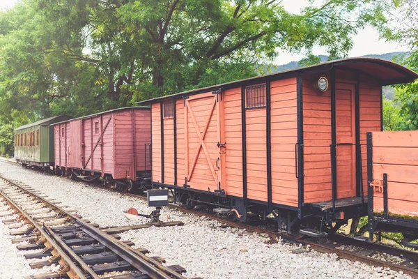 Oldtimer-Güterwaggons auf der Eisenbahn. — Stockfoto