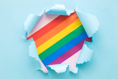 Lgbt deliğinin mavi ve pembe arkaplan üzerindeki renkli bayrak soyutlaması.
