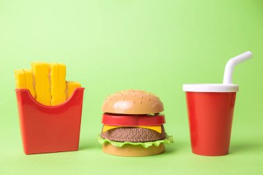 Fast food restoranı elementleri yeşilden soyuttur. Kopyalamak için boşluk.