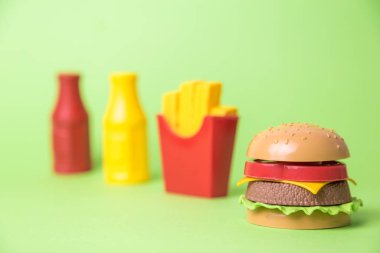 Fast food restoranı elementleri yeşilde soyut..