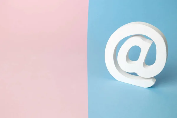 Wooden white email sign on rose and blue background abstract. — 스톡 사진